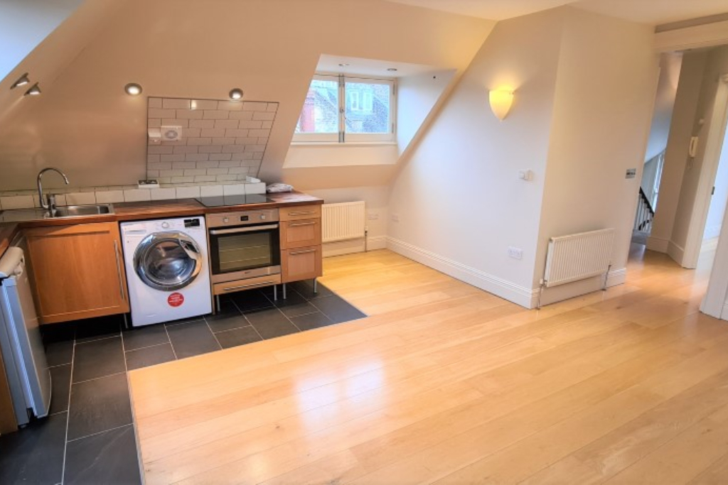 2.mayfair-mews-regents-park-road-420-per-week