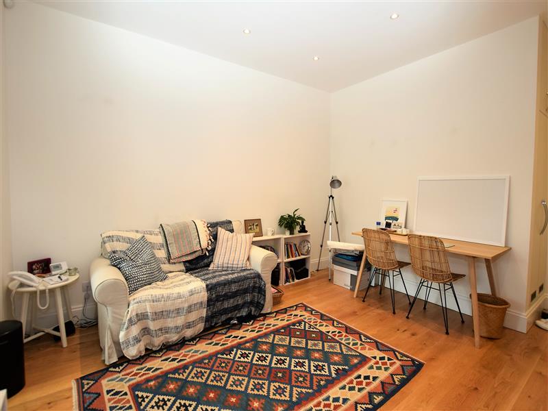 3.gloucester-avenue-450-per-week