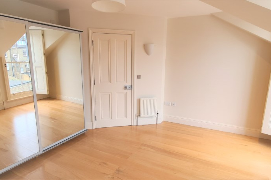 7.mayfair-mews-regents-park-road-420-per-week